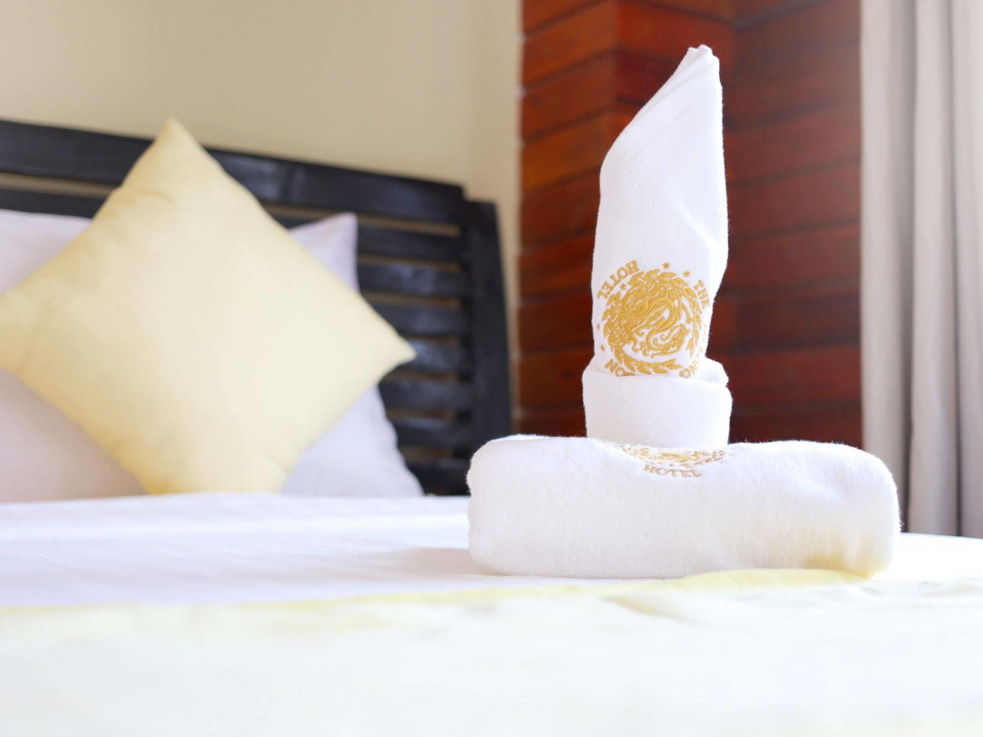 Eman Bkk Hotel Phnom Penh Exterior photo